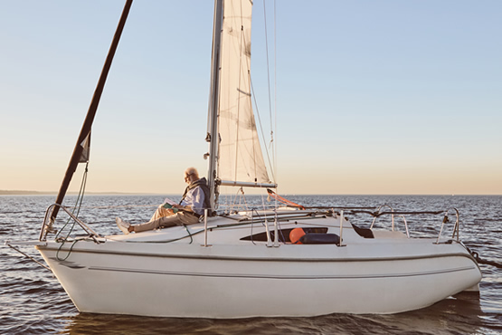 Segelboot neu wie gebraucht: kaufen, finanzieren oder leasen